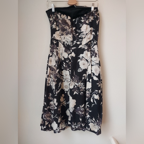 Vintage ABS Strapless Fit and Flare Floral Cocktail Dress with Velvet Trim - Picture 4 of 10